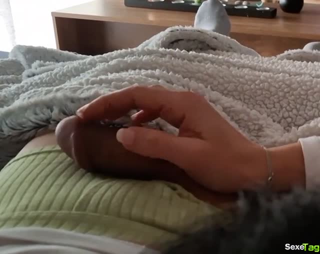 Ma femme me réveille la main sur ma grosse bite, prête à m’pomper dès le matin