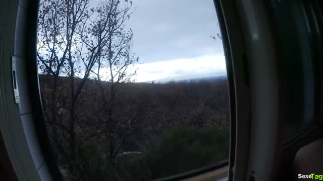 Une française aux gros seins naturels dans une cabine dans les bois (amatrice française)