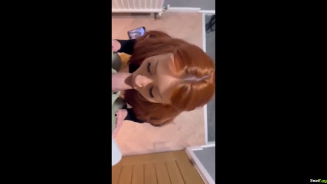 Elle suce un mec comme une dingue prend son facial et sort avec le visage pleins de foutre dehors