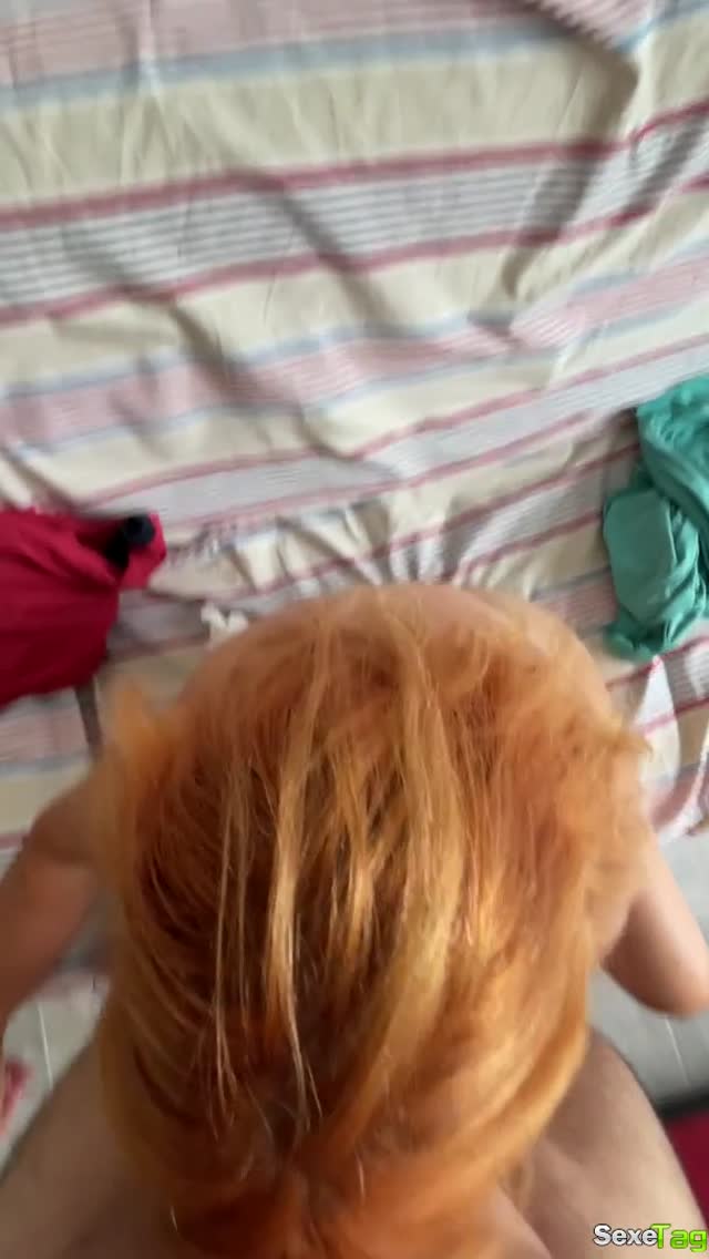 Découvrez ma rouquine en feu en train de me sucer la bite