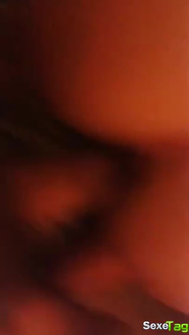 Première sextape : Elle explose en levrette, sa chatte gicle sur ma queue !