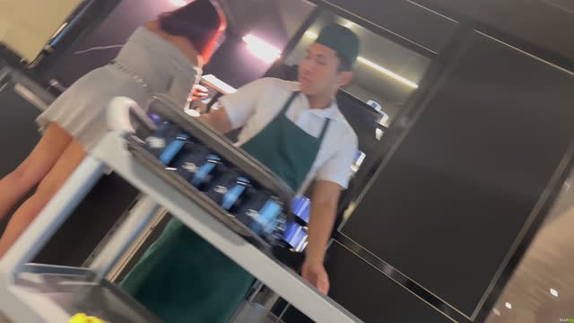 Sous la jupe d’une cliente Belge à Charleroi – Upskirt secret culotte trempée en magasin !